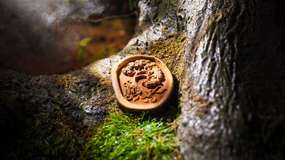 close-up houten diorama stuk met boommotief in mosachtige bosomgeving mysterieus escape room decor