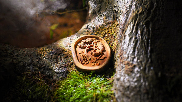 close-up houten diorama stuk met boommotief in mosachtige bosomgeving mysterieus escape room decor