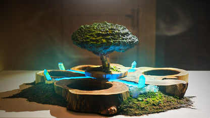 escape room met houten modelboom en blauwe verlichting op een handgemaakt diorama