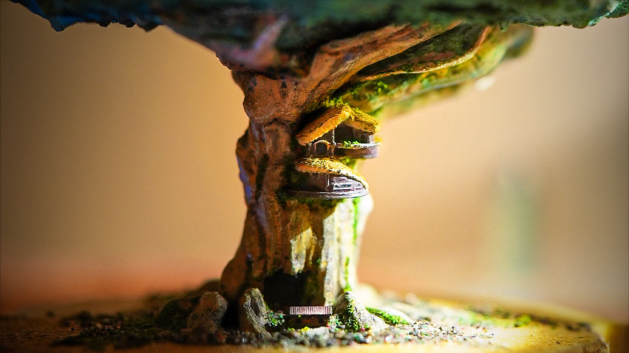 Miniatuur boomhuis met warme lampjes uit de escape room